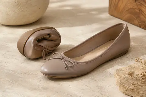 Ballerines souples en simili cuir, présentées pliées et dépliées dans un décor mat aux tons ivoire et sable