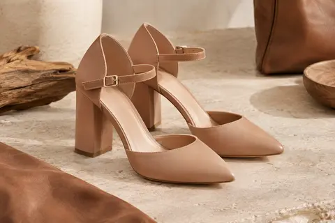 Paire d’escarpins pour femme à talon bloc et boucle réglable, présentée sur une surface mate