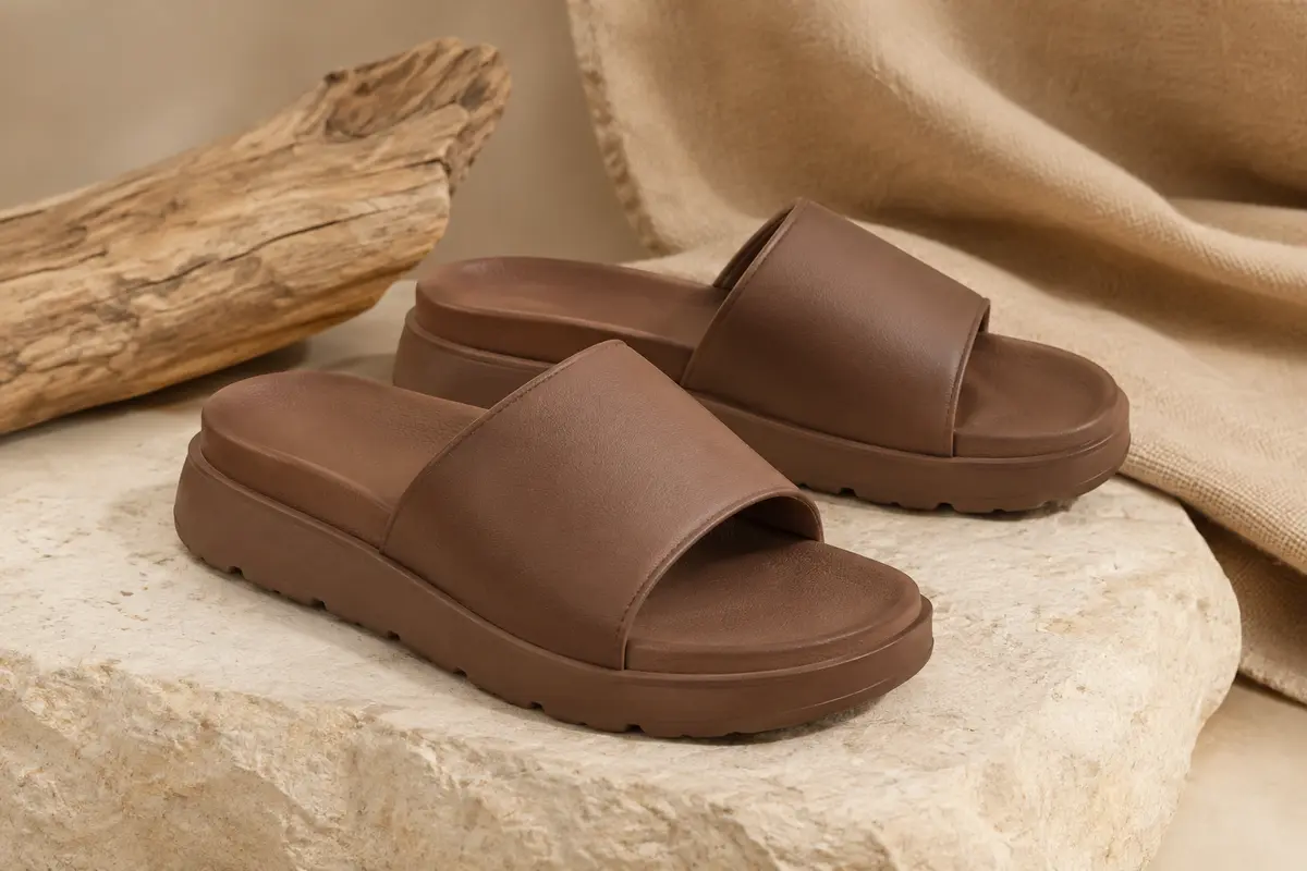Paire de mules ouvertes KuaiLu marron à enfiler, avec semelle épaisse sur un fond de pierre ivoire