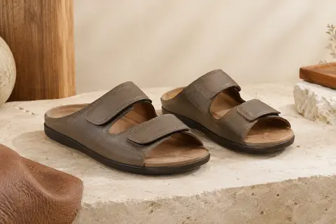 Mules Rieker pour homme à bout ouvert, en cuir, avec brides réglables par Velcro et talon bas.