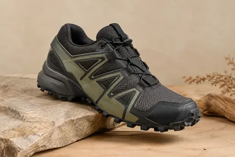 Chaussure de trail basse avec membrane imperméable, renfort avant et semelle à crampons marqués.