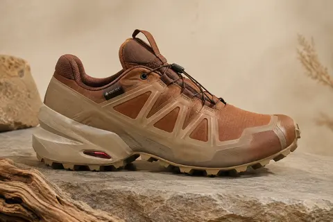 Chaussure de trail homme avec membrane GORE-TEX présentée sur une pierre mate, dans une lumière douce