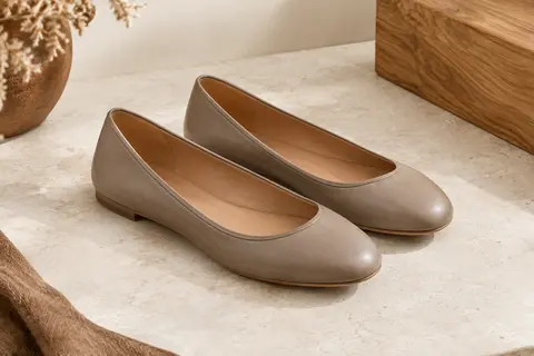 Paire de ballerines Tamaris en cuir à bout rond, avec tige basse et semelle plate