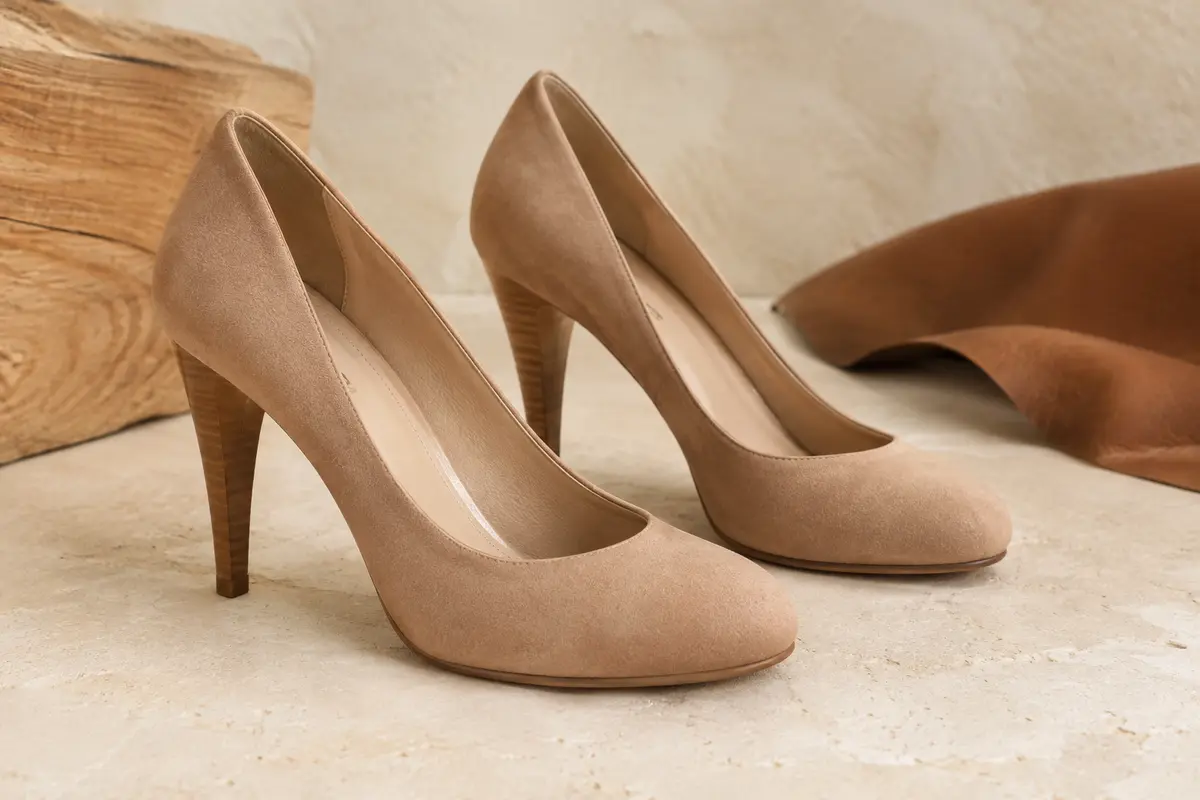 Paire d’escarpins Tamaris à pointe ronde et talon conique, présentée sur un fond clair et mat.
